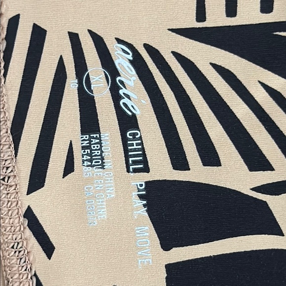 Aerie Tan and Black Leggings with Form-Fitting Seamless Design - Picture 4 of 9